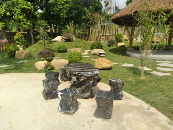 Bàn Đá Sân Vườn – Vẻ Đẹp Tự Nhiên Tôn Lên Không Gian Ngoài Trời